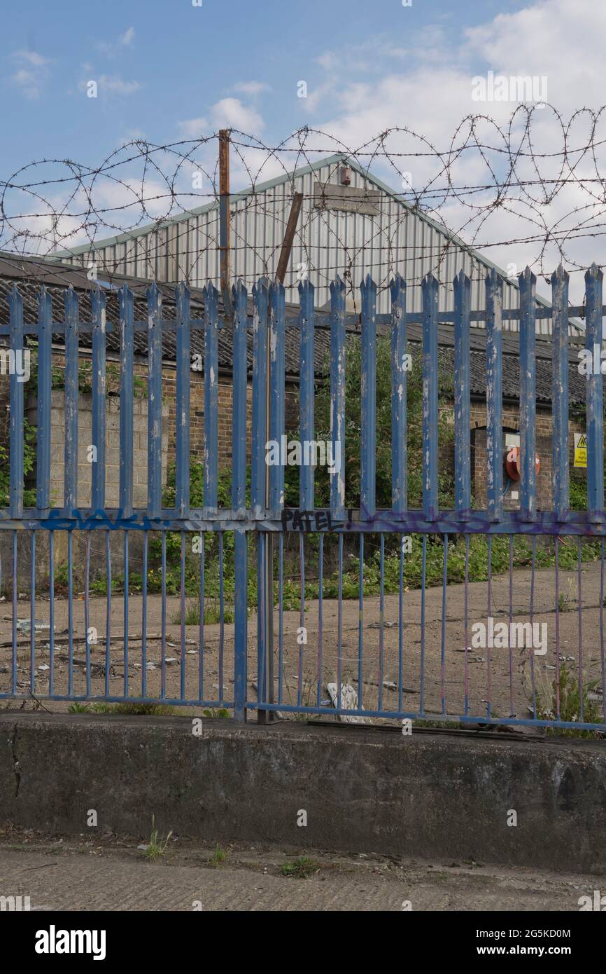 Verlassene Lagerhalle und Industriegebäude am Lee River Canal in der Nähe von Bow, East London, England, Großbritannien Stockfoto