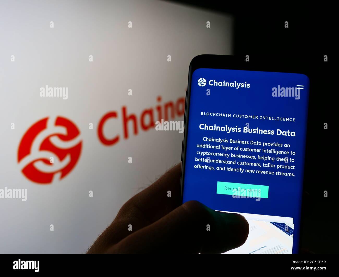 Person, die Mobiltelefon mit der Webseite des US-Kryptowährungsunternehmens Chainalysis Inc. Auf dem Bildschirm vor dem Logo hält. Konzentrieren Sie sich auf die Mitte des Telefondisplays. Stockfoto