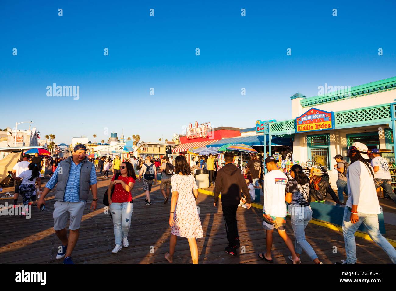 Touristen auf dem Pier bei Sonnenuntergang, Santa Monica, Kalifornien, USA. Stockfoto