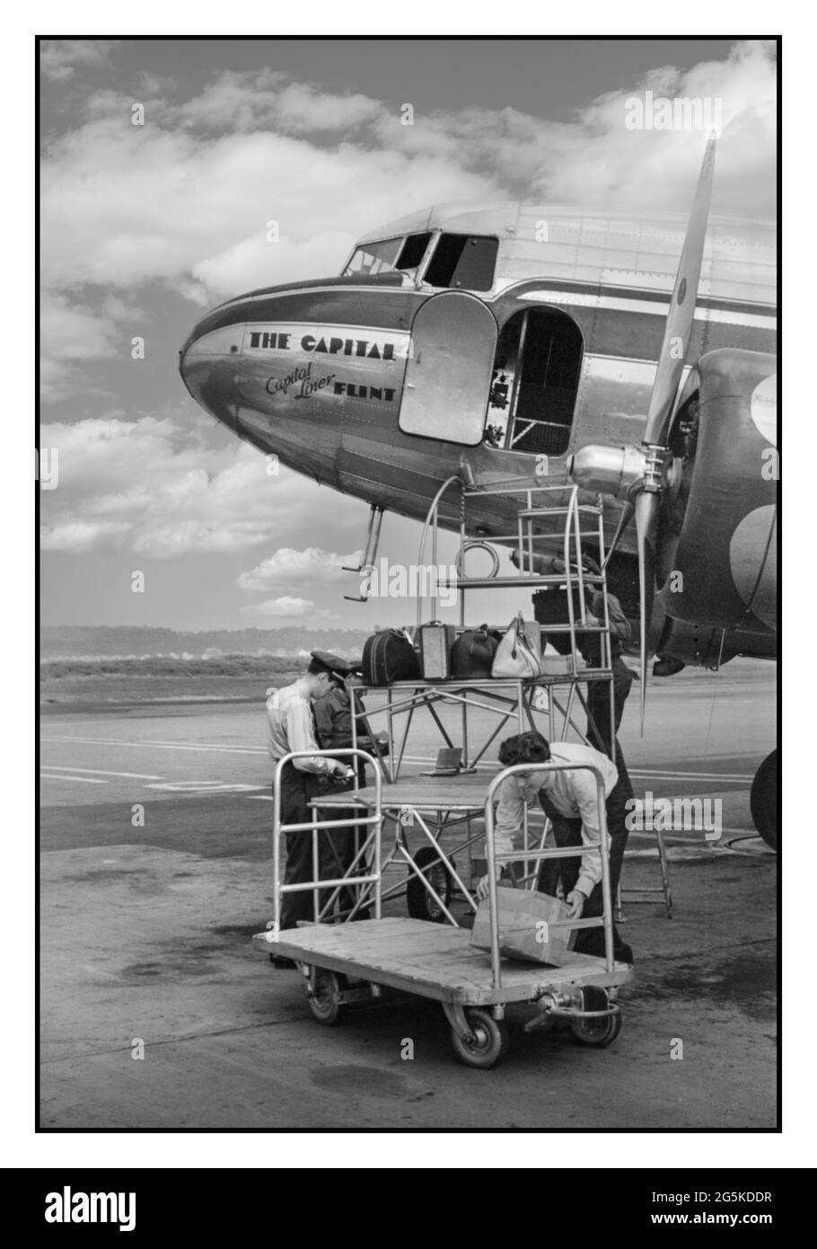 Kommerzieller Flug des 2. Weltkriegs 1940 Gepäckladen auf einem DC3-Flugzeug auf dem städtischen Flughafen in Washington, D.C. Amerika USA Jack Delano Fotograf 1941. Juli. Vereinigte Staaten--District of Columbia--Washington (D.C.) Stockfoto