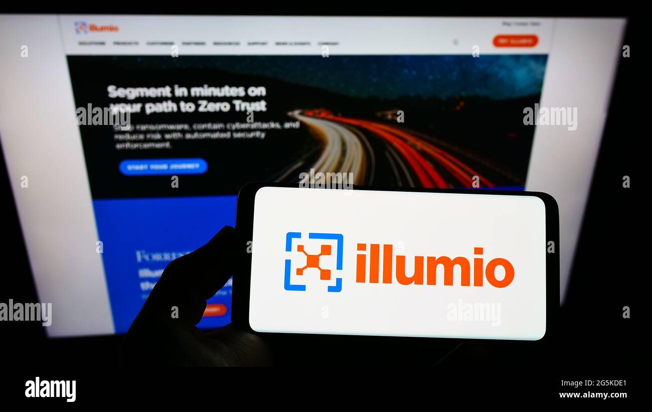 Person, die das Smartphone mit dem Logo des US-amerikanischen Cloud-Computing-Sicherheitsunternehmens Illumio Inc. Auf dem Bildschirm vor der Website hält. Konzentrieren Sie sich auf die Telefonanzeige. Stockfoto