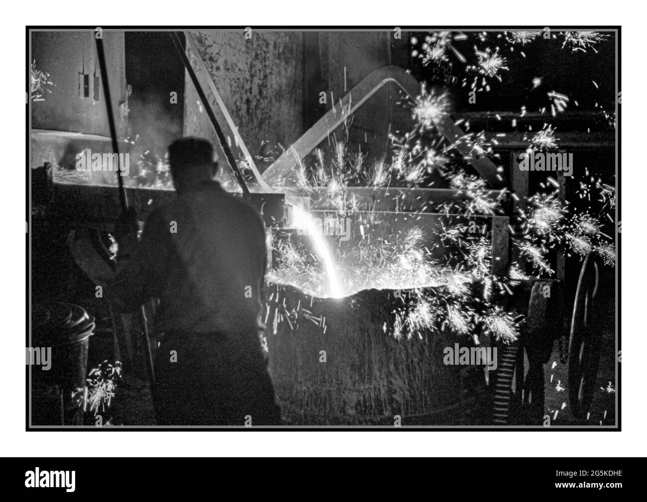 WW2 Steel Production USA Abklopfen eines Ofens in der Gießerei der Farrell-Binmingham Company, Ansonia, Connecticut Jack Delano Fotograf [1940. Nov.] Vereinigte Staaten --Connecticut - Ansonia Zweiten Weltkrieg Besetzungen Kriegsanstrengungen zu Hause Stockfoto