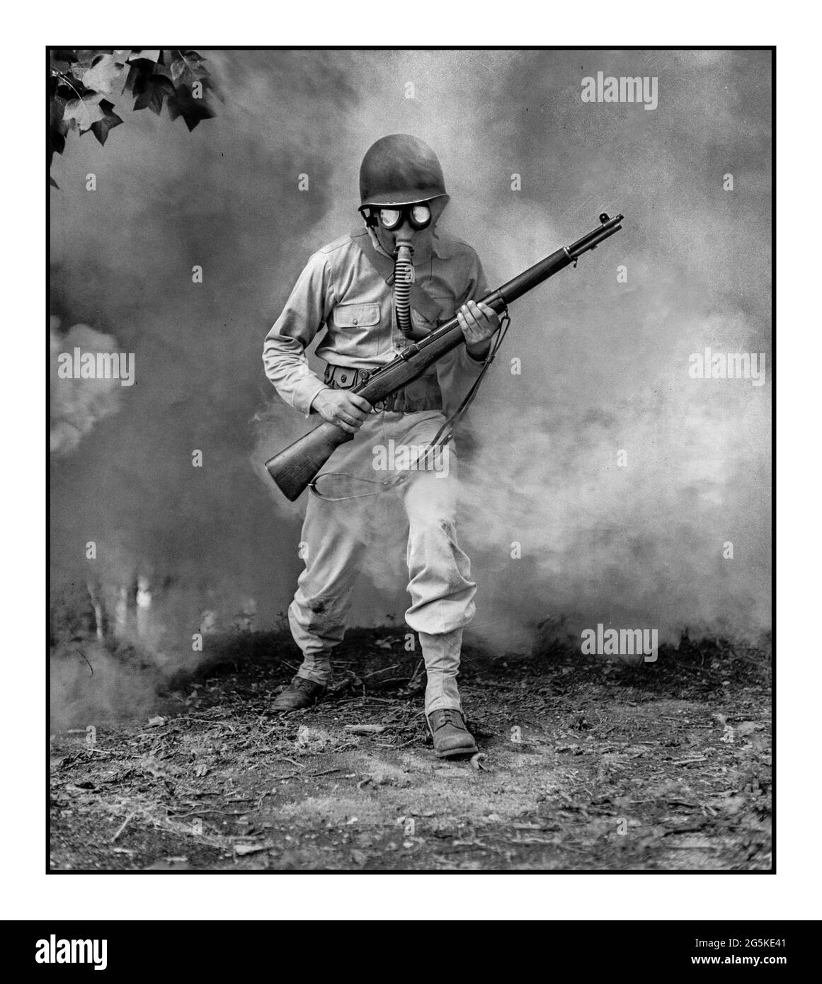 Gas-ANGRIFFSTRAINING des 2. Weltkriegs in Fort Belvoir, Virginia. Sergeant George Camblair lernen, wie man eine Gasmaske in einer Praxis Gas / Rauchschirm Jack Delano, Fotograf 1942 Sept. Vereinigte Staaten--Virginia--Fairfax County--Fort Belvoir Stockfoto