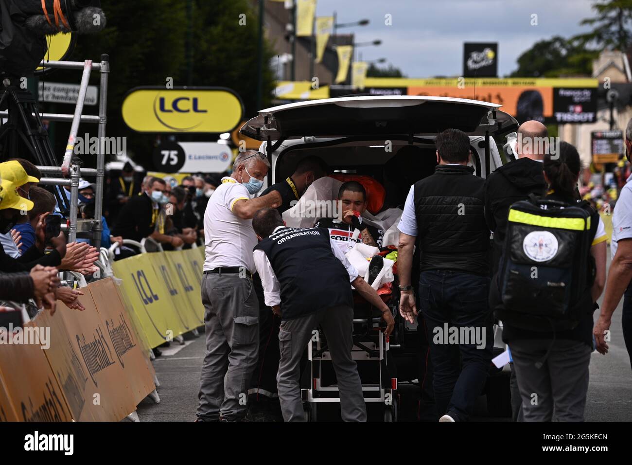 Der Australier Kaleb Ewan von Lotto Soudal wird nach einem Absturz während des Sprints im Ziel der dritten Etappe der 108. Ausgabe der To fortgetragen Stockfoto