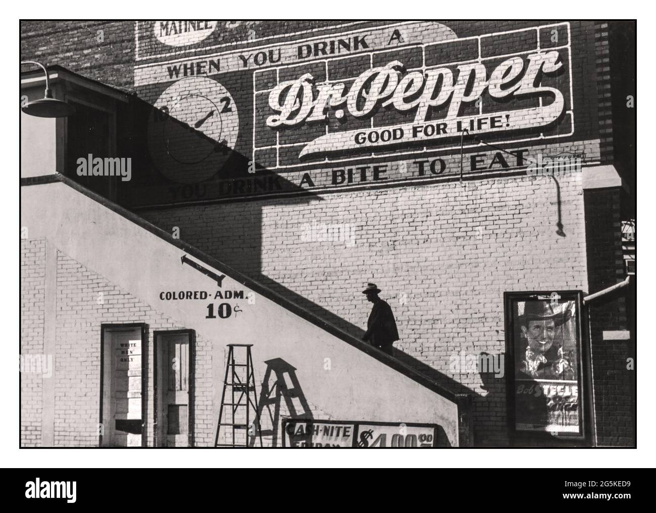 Vintage Rassentrennung Afroamerikaner geht am Samstagnachmittag in den ‘farbigen Eingang’ des Kinos, Belzoni, Mississippi Delta, Mississippi USA Marion Post Wolcott Fotograf LOC war Administration Erstellungsdatum 1939. Okt. Foto zeigt Side of Crescent Theatre in Belzoni, Mississippi. Mit afroamerikanischem Gentleman beim Treppensteigen (farbiger Eintritt 10c) Mit weißen Männern nur Eingangstür zum Herrenzimmer unten Stockfoto