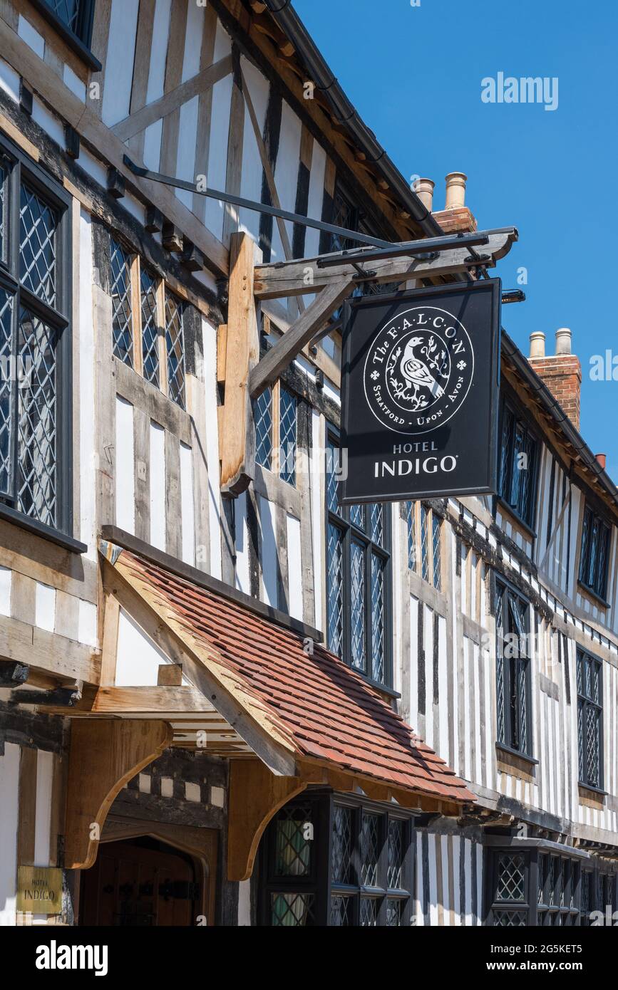 Schild über dem Eingang zum Falcon Hotel Indigo in der Chapel Street, Stratford-upon-Avon, Warwickshire Stockfoto