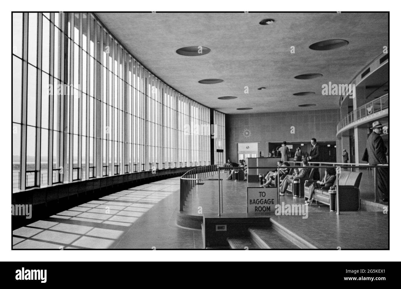 Airport Terminal Archive Moderne helle Innenhalle der 40er Jahre im Hauptwarteraum des städtischen Flughafens in Washington DC USA Jack Delano Fotograf LOC war Administration 2. Weltkrieg 1941. Juli. - Vereinigte Staaten--District of Columbia--Washington (D.C.) Stockfoto