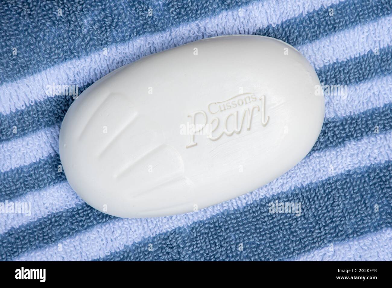 Ein Stück Cussons Pearl cremig-weiße Seife auf einem Badetuch Stockfoto