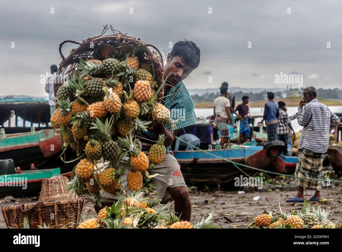 Es handelt sich um einen schwimmenden Markt mit saisonalem Obst und Gemüse in ‘SAMATA GHAT', Banorupa Bazar, Rangamati. Die Stammesleute verkaufen ihr Produkt jeden frühen Morgen zum Mindestpreis in einer Großhandelsbasis. Der Käufer verhandelt den Preis vor dem Kauf der Ware. Ein einziger Käufer kauft das ganze Boot. Die Stammesleute leben in einem abgelegenen Gebiet der Rangamati-Hügelgleise, wo das Boot das einzige Kommunikationsmittel ist. Einige der Stammesverkäufer kommen mit der Familie und bleiben, bis ihre Waren verkauft werden. (Foto von Sanchayan Chowdhury/Pacific Press/Sipa USA) Stockfoto