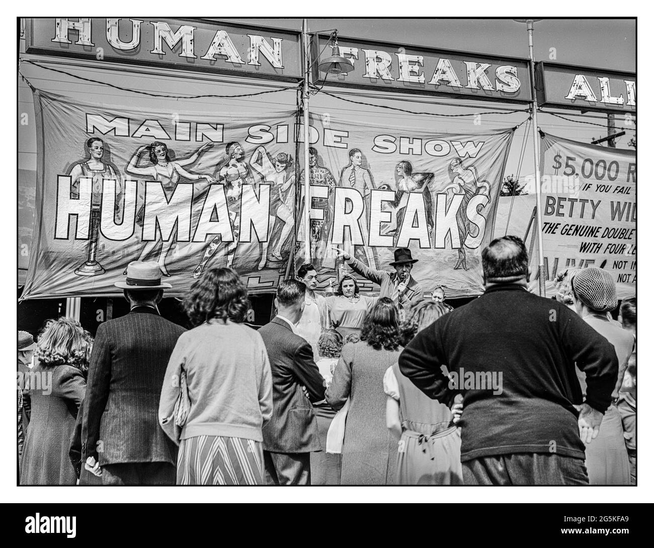 „Human Freak Show“, nicht-PC-biologische Seltenheiten, „Vintage“-Freak“-Showzelt 1941 mit „Freak Show“-Illustration auf der Seite eines Zeltes auf der Rutland Fair in Rutland, Vermont. Eine ‘„Freak Show“ auf der Rutland Fair, Vermont, 1941. Sept. Jack Delano Fotograf USA - Vermont - Rutland County - Rutland Stockfoto