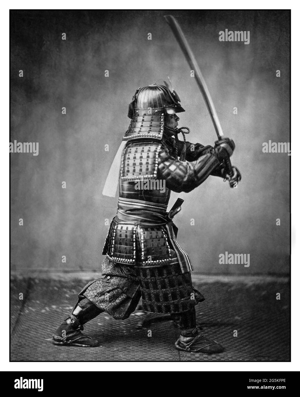 SAMURAI KRIEGER 1860 traditionelle japanische Samurai in Rüstung schwingendes Schwert von Felice Beato Samurai waren die erblichen militärischen Adel und Offizierskaste des mittelalterlichen und frühen modernen Japan vom späten 12. Jahrhundert bis zu ihrer Abschaffung im Jahr 1876. Stockfoto