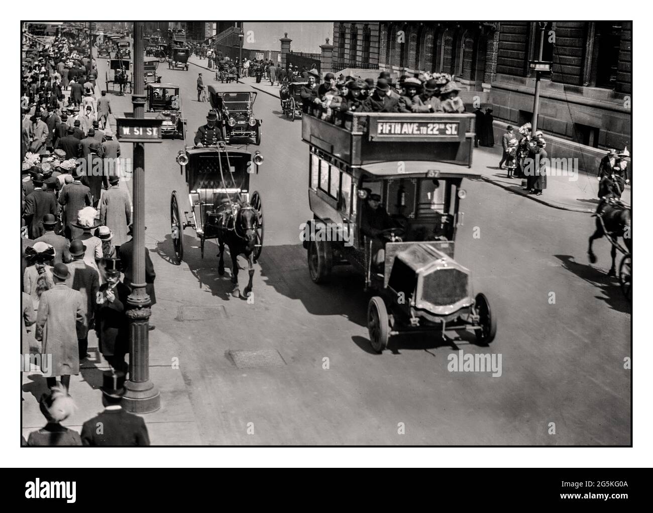 Das Archiv der New York 5th Avenue aus den 1870er Jahren transportiert historische Bilder von Pferdefahrzeugen und motorisierten Fahrzeugen, einschließlich eines Autobusses, auf der 5th Avenue mit gut gekleideten, stilvollen Menschenmassen, die auf dem Bürgersteig in New York Manhattan, USA, spazieren Stockfoto