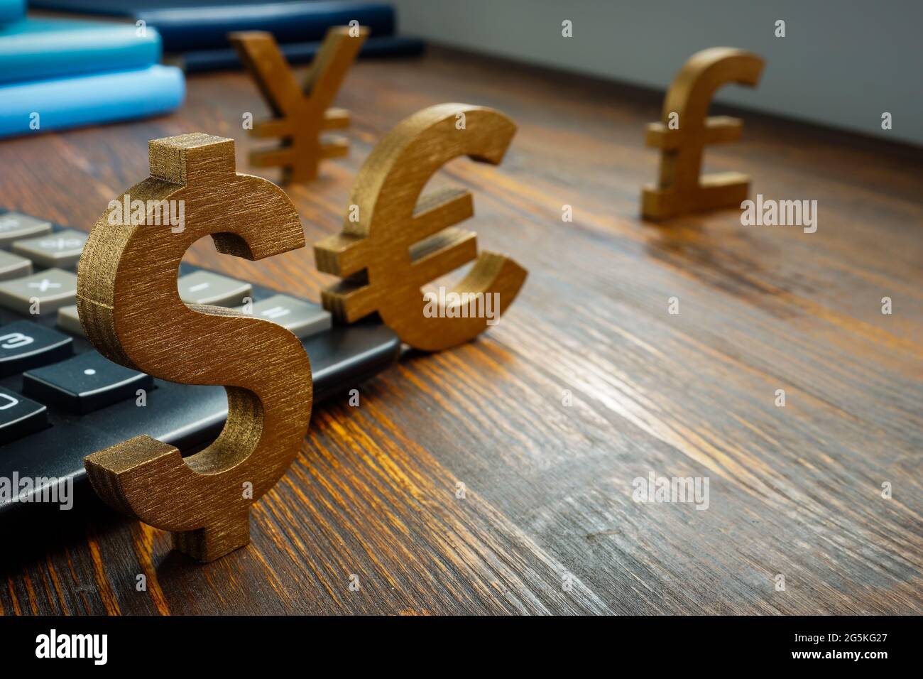 Globaler Wirtschafts- und Devisenwechsel. Symbole der Weltwährungen auf dem Tisch. Stockfoto