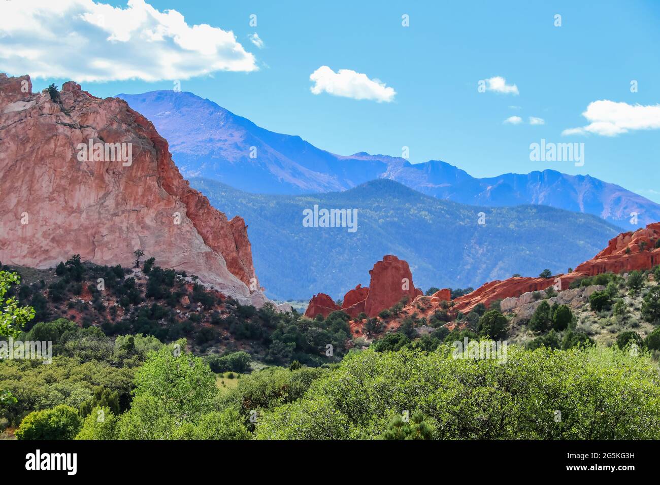 Rote Sandsteinformationen und Klippen in der Nähe von Colorado Springs mit den fernen blauen Rocky Mountains im Hintergrund - selektiver Fokus Stockfoto
