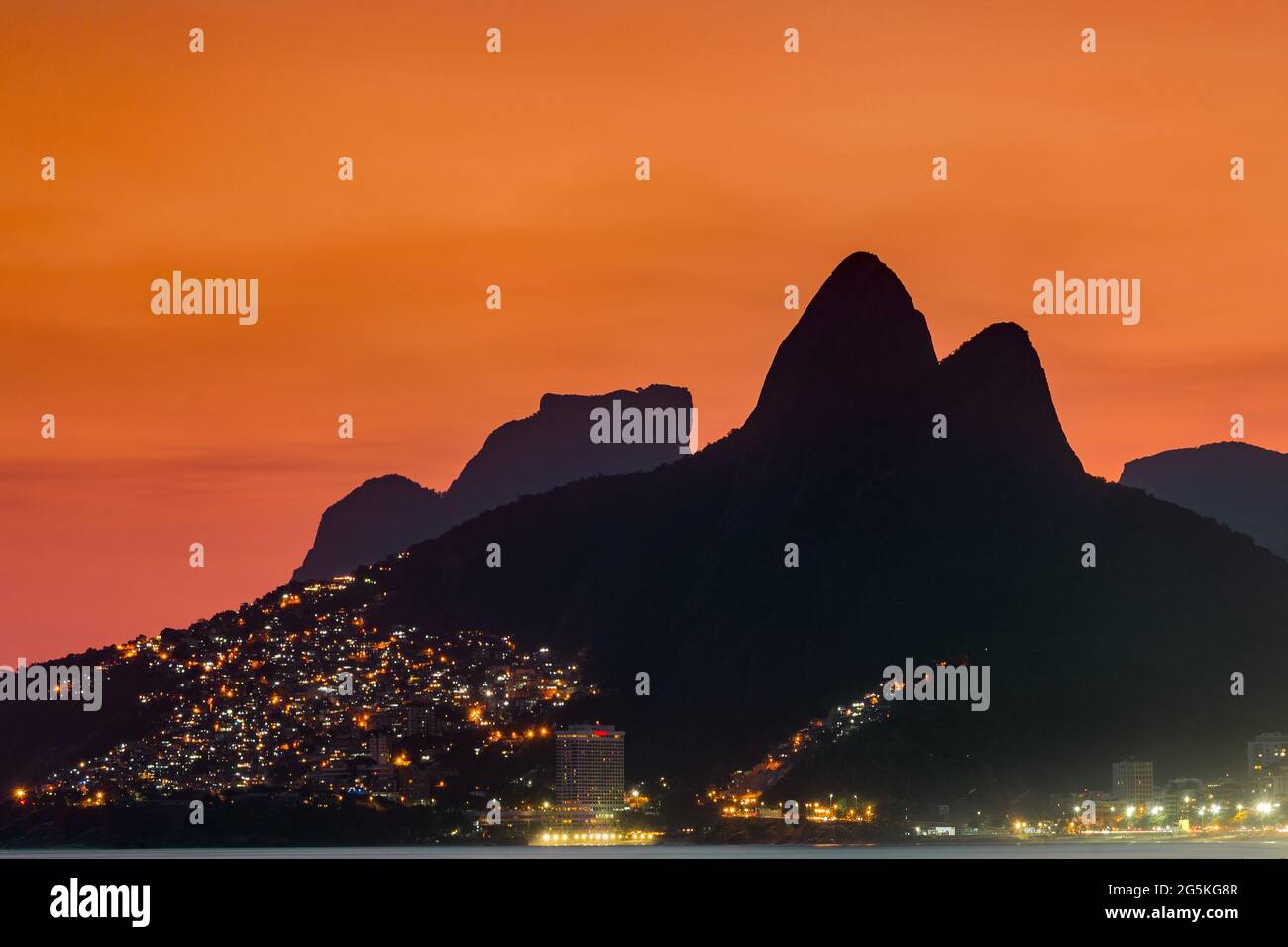 Sonnenuntergang über dem Strand von Ipanema in Rio de Janeiro, Brasilien Stockfoto