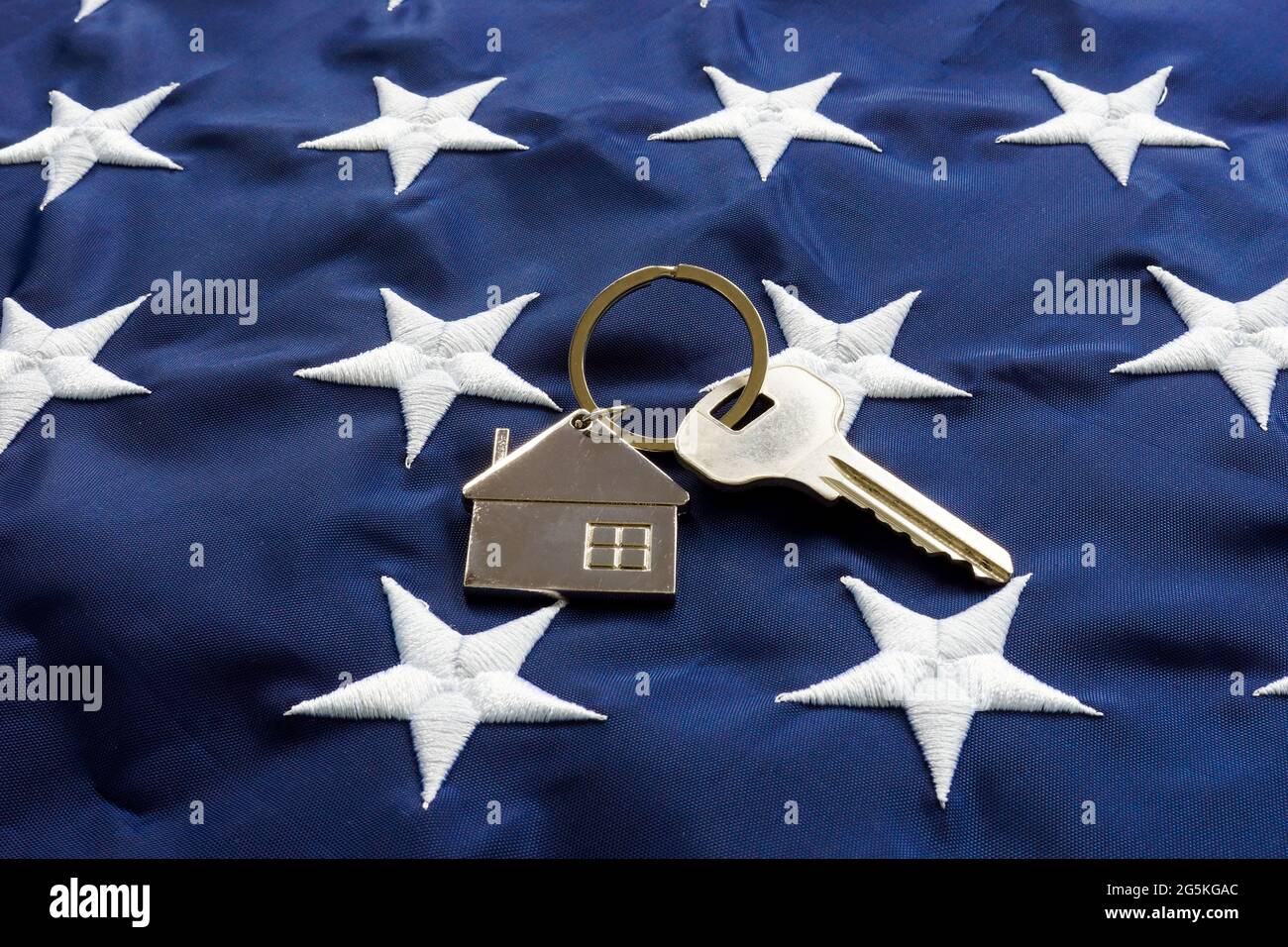 USA-Flagge und Schlüssel von zu Hause als Symbol für VA-Darlehen. Stockfoto