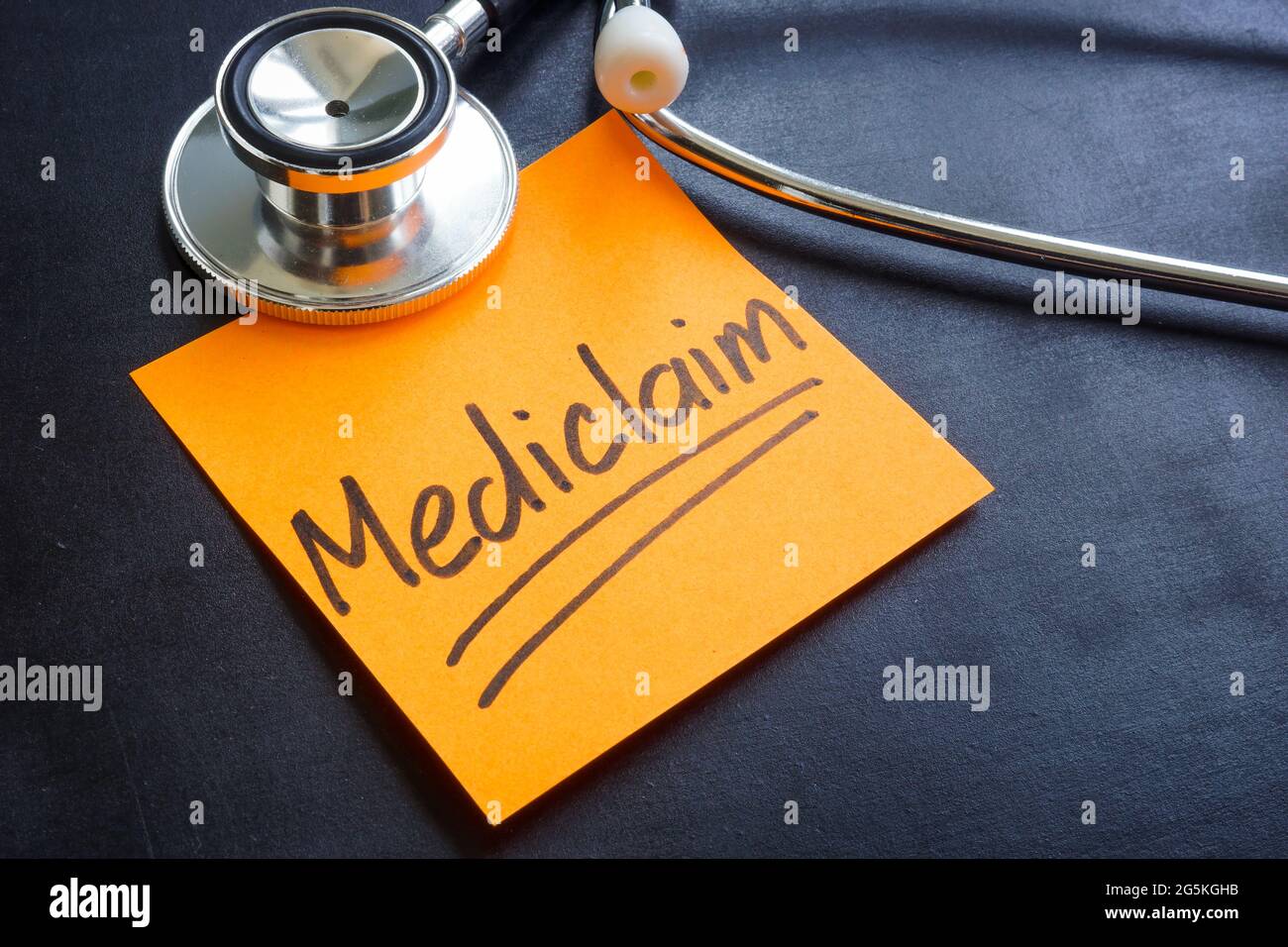 Ein handschriftliches Wort mediclaim und medizinisches Stethoskop. Stockfoto