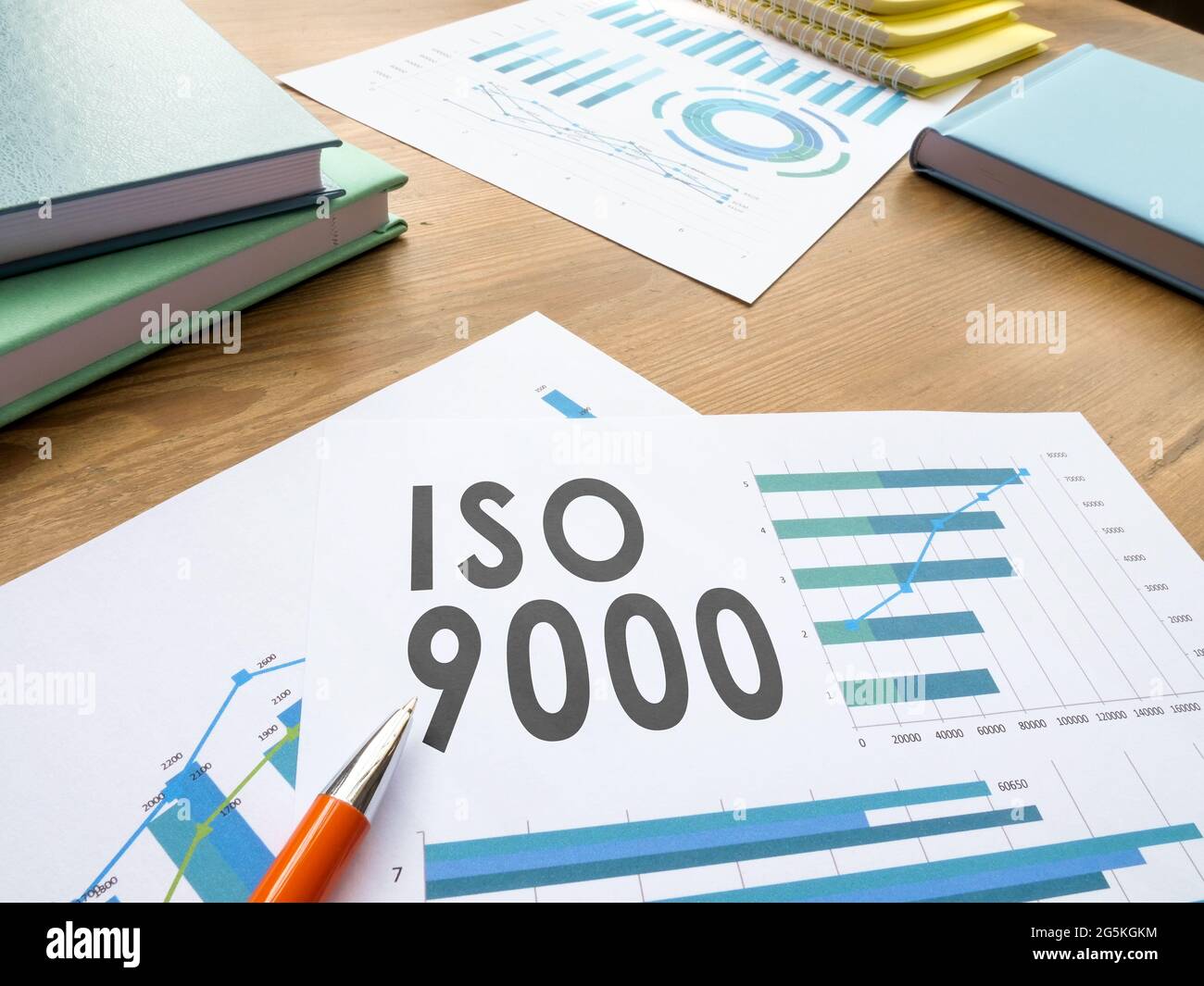 Audit-Ergebnis über ISO 9000-Anforderungen auf dem Schreibtisch. Stockfoto