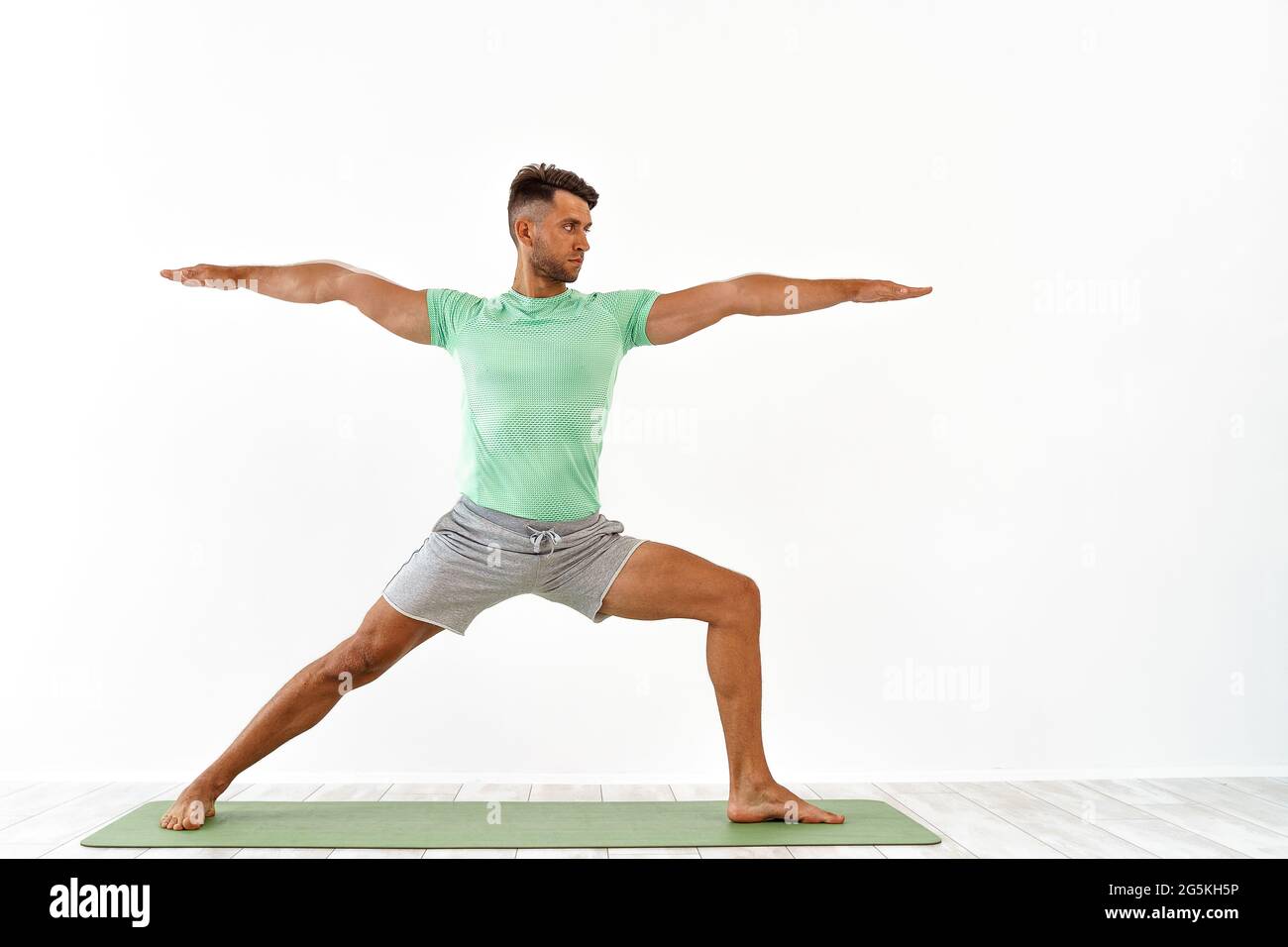 Jungen gutaussehenden Mann Yoga auf weißem Hintergrund Stockfoto