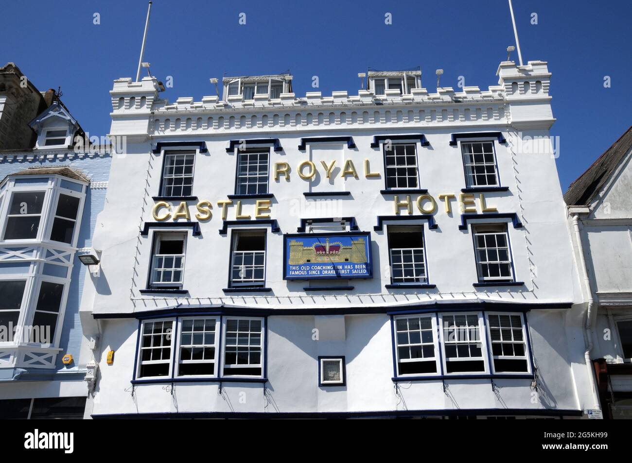 Das Royal Castle Hotel liegt am Quay in der Stadt Dartmouth in Devon und stammt aus dem Jahr 1639, möglicherweise auf dem Gelände eines älteren Postkutschers. Stockfoto