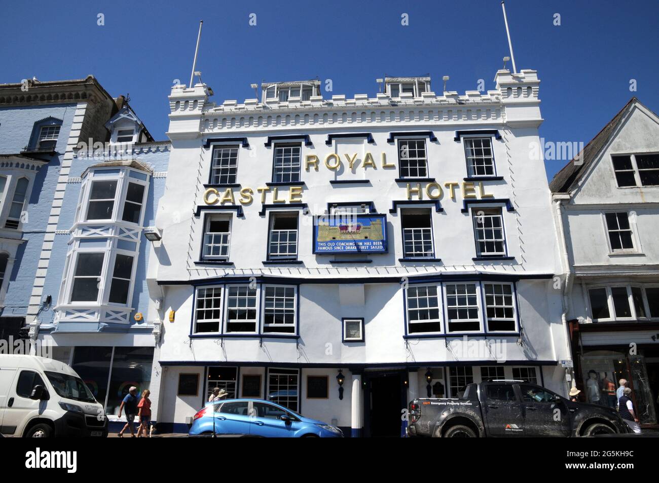 Das Royal Castle Hotel liegt am Quay in der Stadt Dartmouth in Devon und stammt aus dem Jahr 1639, möglicherweise auf dem Gelände eines älteren Postkutschers. Stockfoto