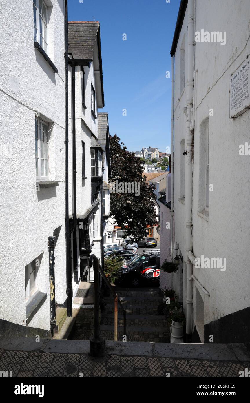 Über dem South Embankment von Dartmouth befinden sich eine Reihe steiler, enger Straßen und Treppen. Die Gegend ist hauptsächlich Wohn- und touristenfrei. Stockfoto