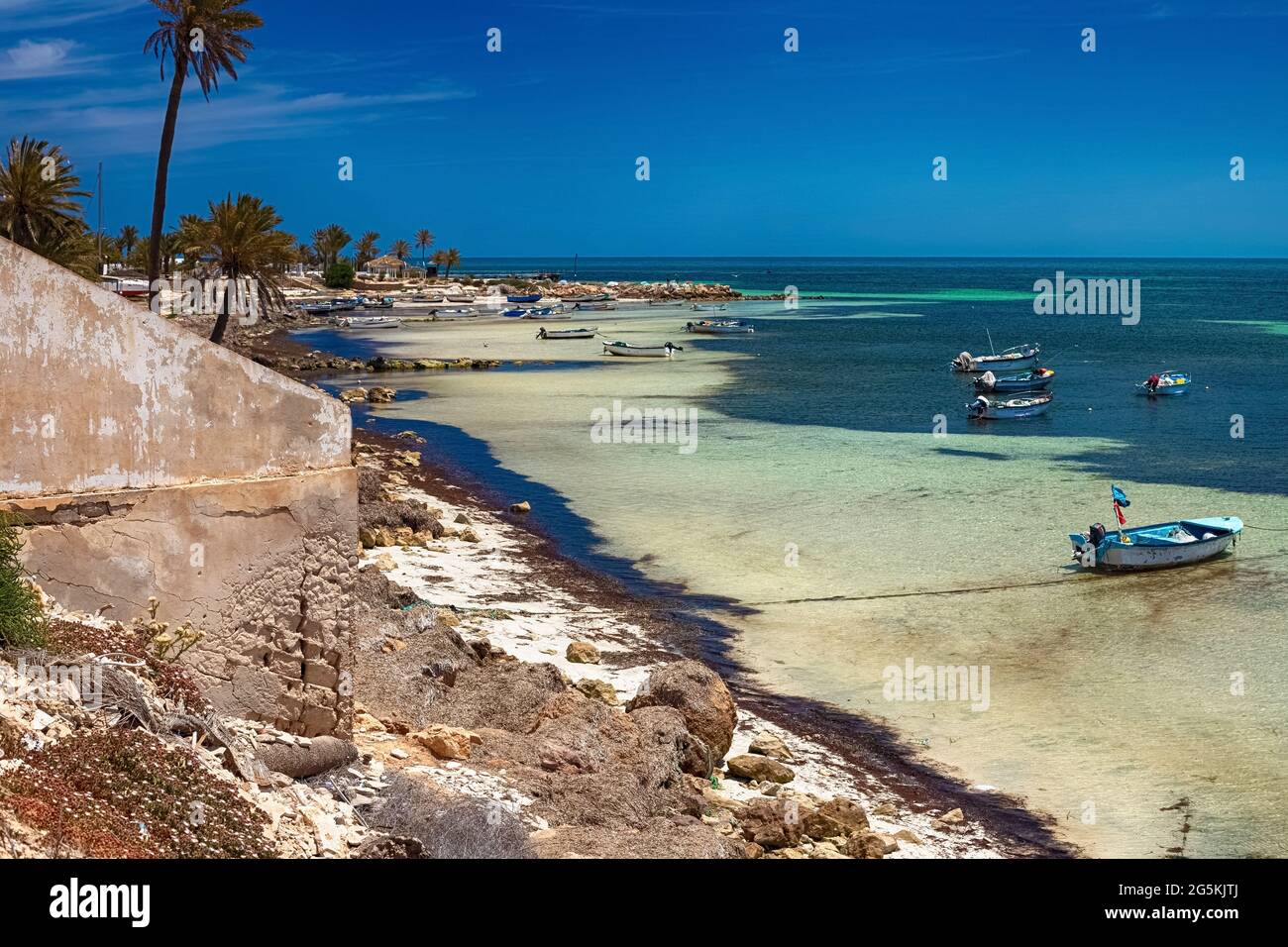 Herrliche Aussicht auf die Mittelmeerküste mit Birkenwasser, weißem Sandstrand und einem Fischerboot. Stockfoto