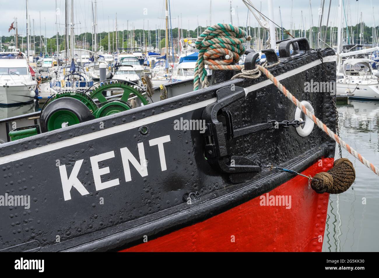 Das Schlepper-Boot M.T. Kent liegt im Basin No. 1 in Chatham Maritime Marina, Kent, England, und wird von der South Eastern Tug Society betrieben und gepflegt. Stockfoto