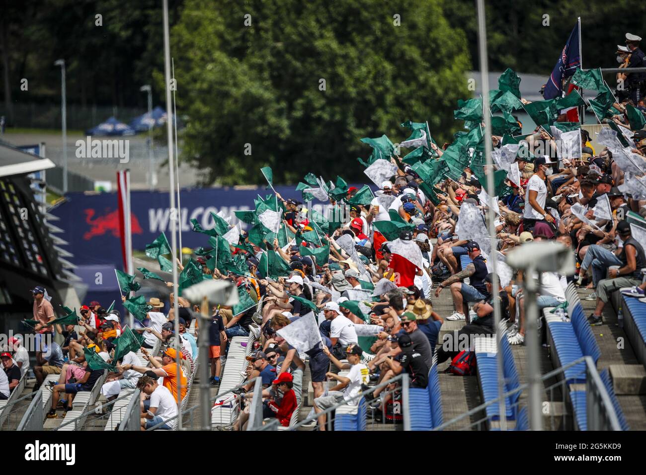 Fans drängen sich beim Formel 1 Grosser Preis der Steiermark 2021, 2021 großer Preis der Steiermark, 8. Lauf der FIA Formel 1 Weltmeisterschaft 2021 vom 25. Bis 27. Juni 2021 auf dem Red Bull Ring, in Spielberg, Österreich - Foto Florent Gooden / DPPI / LiveMedia Stockfoto