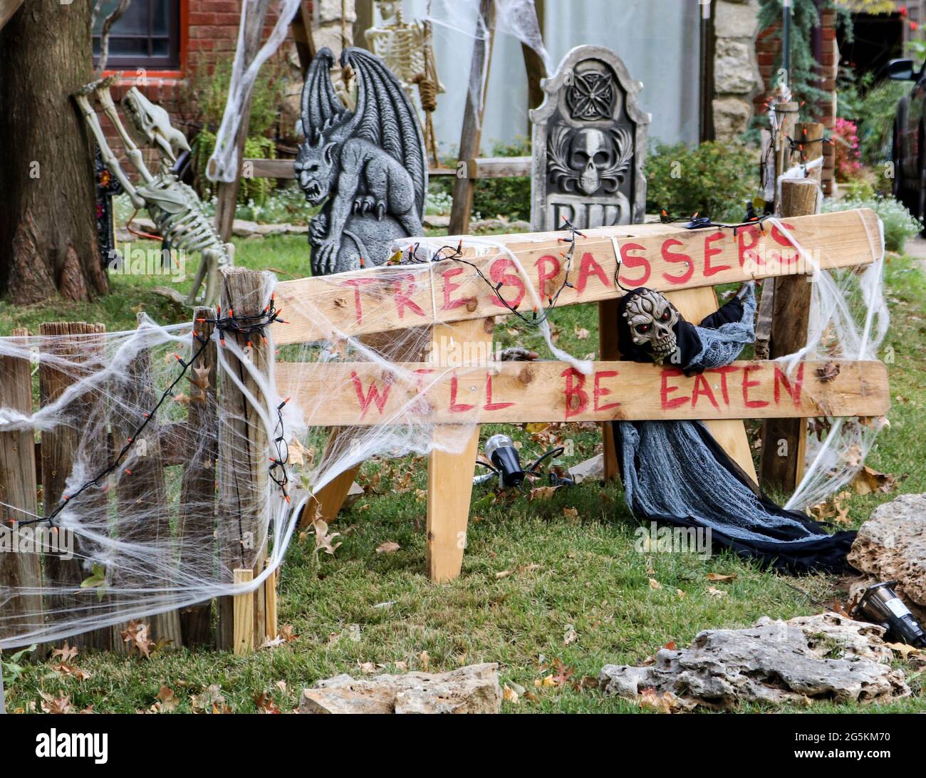 Tresspassers werden im Halloween dekorierten Hof gefressen Stockfoto