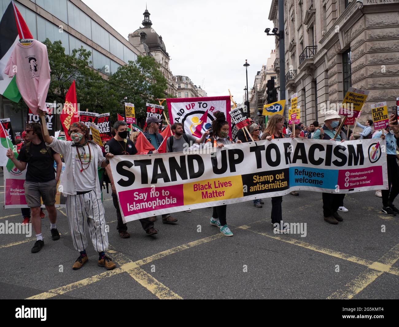 Proteste in London, Aktivisten protestieren in Zentral-London vor der National Demonstration der Volksversammlung halten Demonstranten sich gegen Rassismus-Banner auf Stockfoto