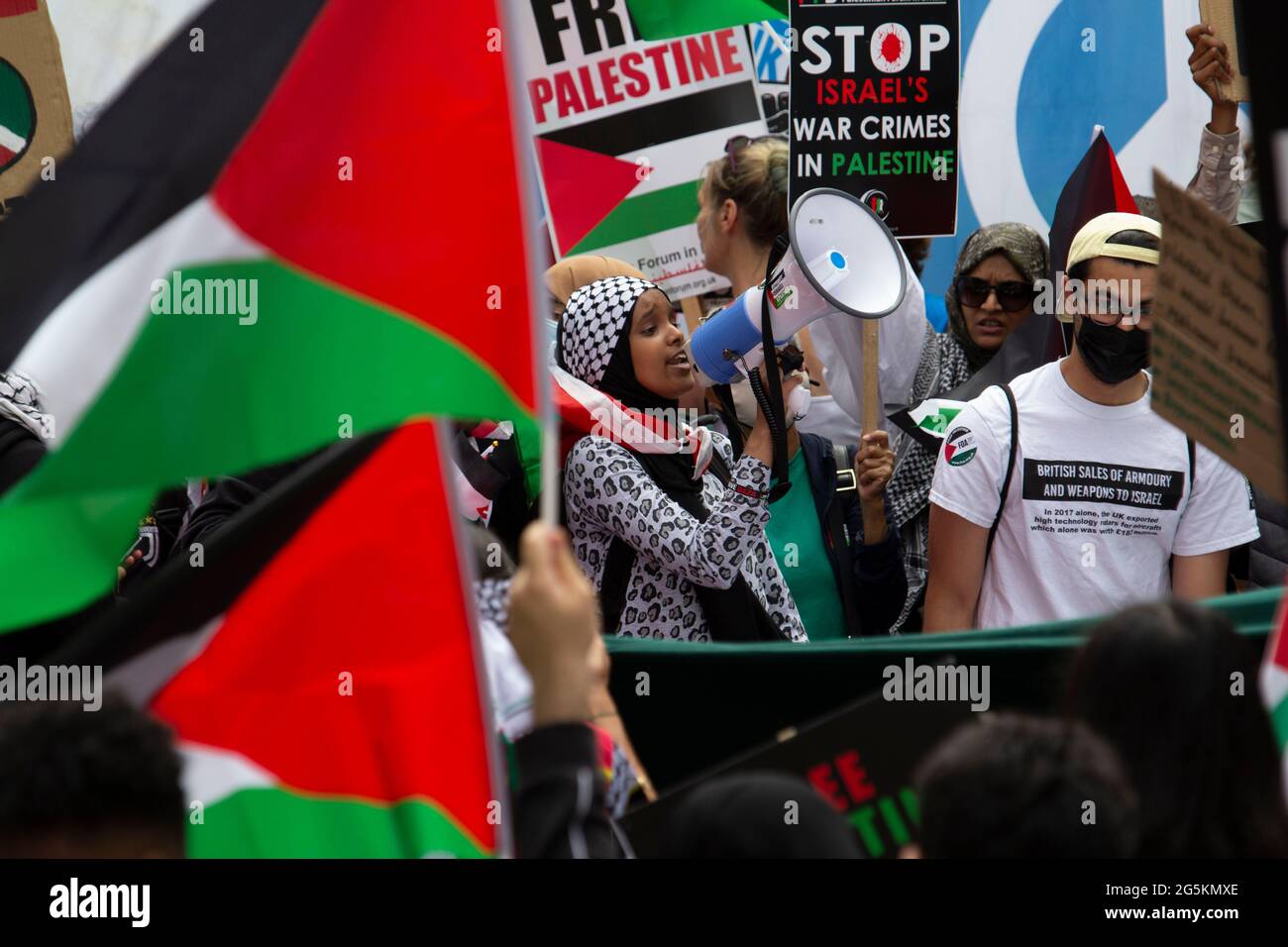 Proteste in London, Aktivisten protestieren in Zentral-London vor der National Demonstration der Volksversammlung, Demonstranten für freies Palästina, junger Aktivist mit Megaphon im Zentrum Stockfoto