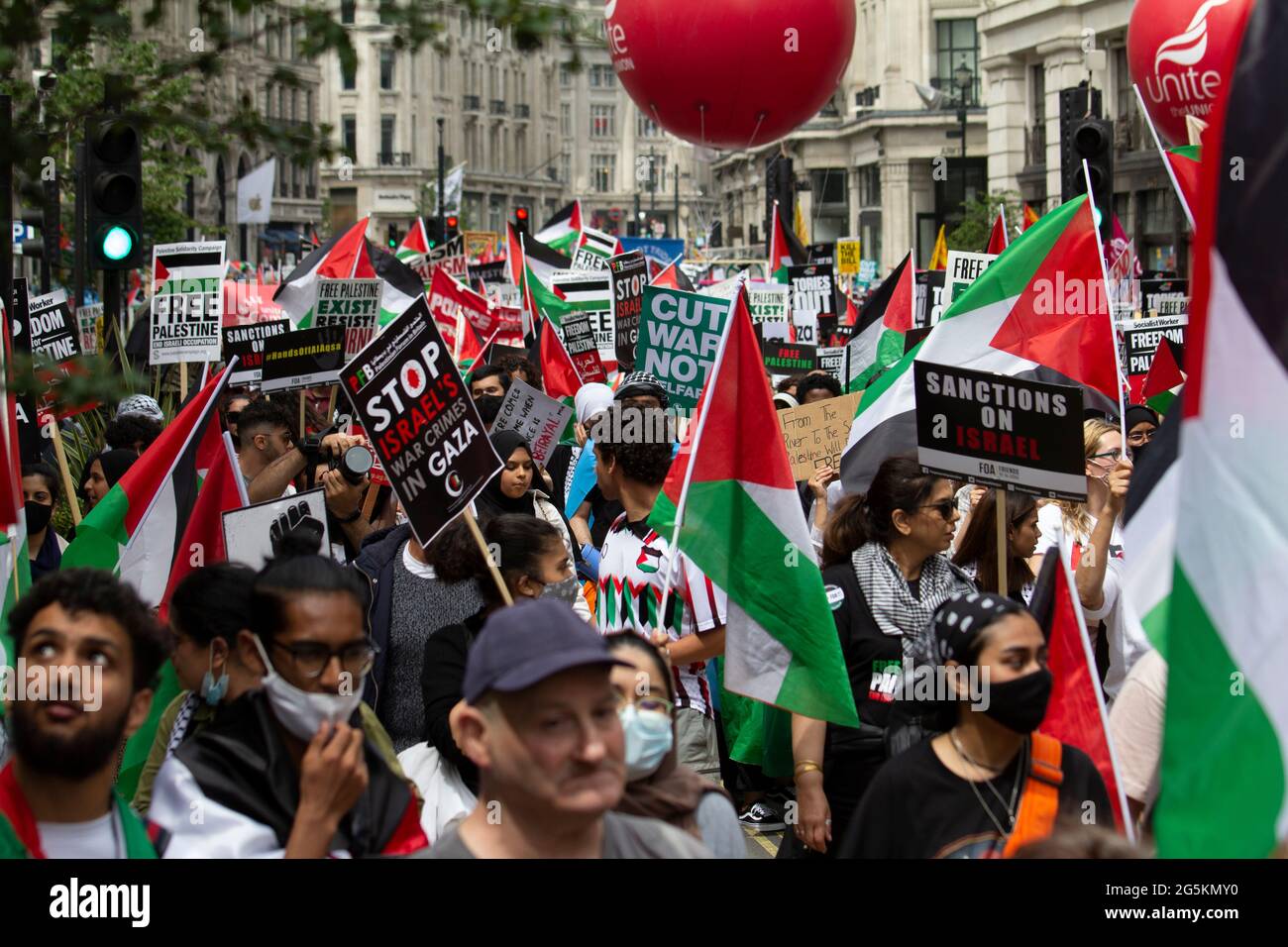 Proteste in London, Aktivisten protestieren in Zentral-London vor der Nationalen Volksversammlung, Demonstranten für das Freie Palästina Stockfoto