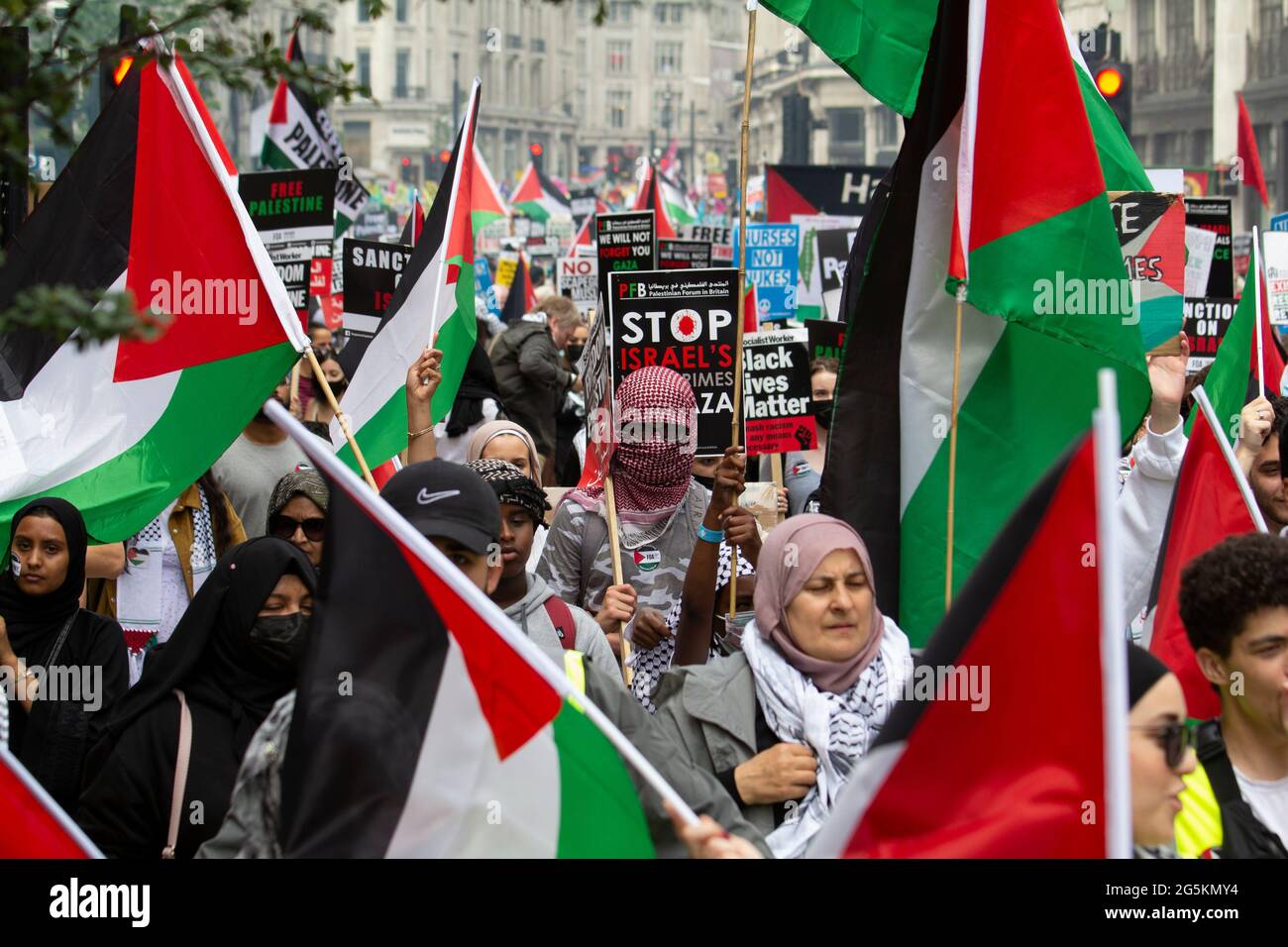 Proteste in London, Aktivisten protestieren in Zentral-London vor der Nationalen Volksversammlung, Demonstranten für das Freie Palästina Stockfoto