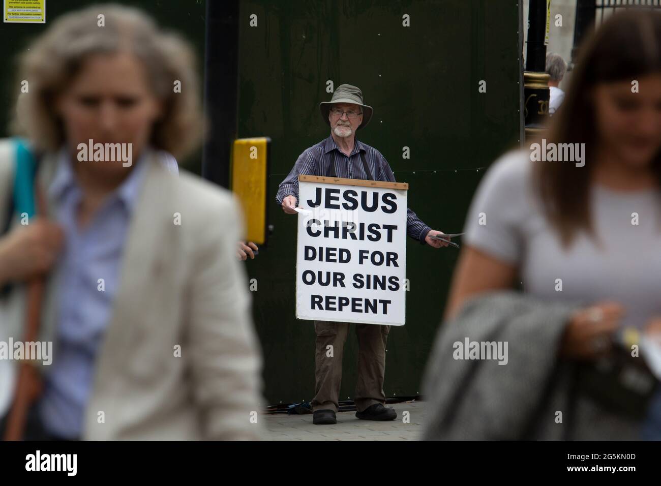 Street Preacher mit Jesus Christus starb für unsere Sünden bereuen auf Plakat, im Zentrum von London Großbritannien Stockfoto