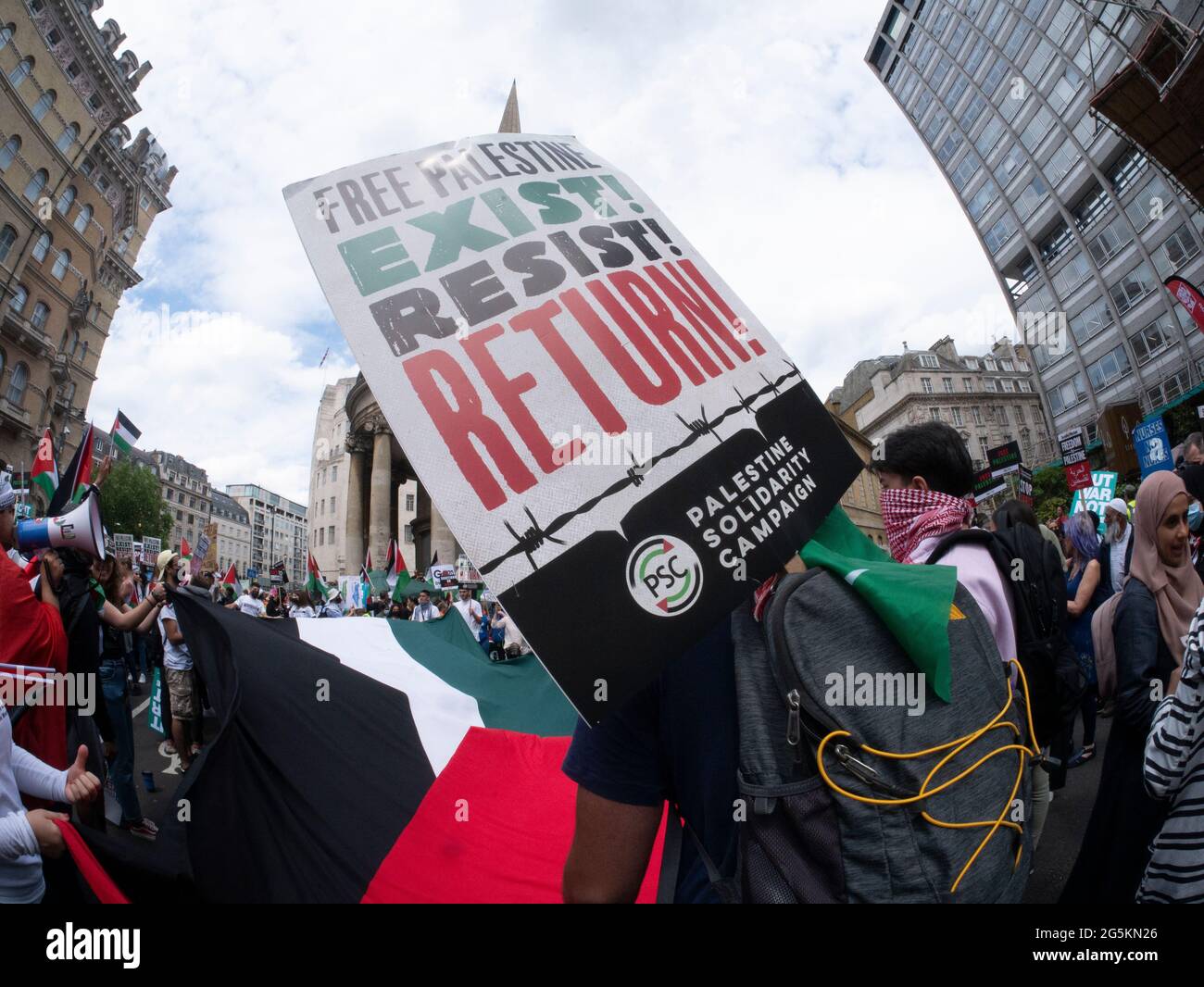 Proteste in London, Aktivisten protestieren in Zentral-London vor der Volksversammlung Nationale Demonstration, Freie Palästina-Demonstranten mit Transparent mit der Aufschrift Free palestine EXIST Widerstand gegen Rückkehr Stockfoto