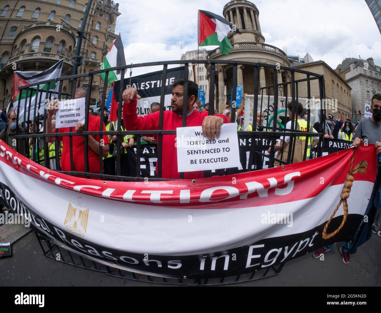 Proteste in London, Aktivisten protestieren in Zentral-London vor der Volksversammlung Nationale Demonstration demonstrieren Demonstranten die steigende Zahl von Hinrichtungen in Ägypten mit Transparenten mit der Aufschrift STOP Hinrichtungen aus politischen Gründen in Ägypten und Scheingefängnis Stockfoto