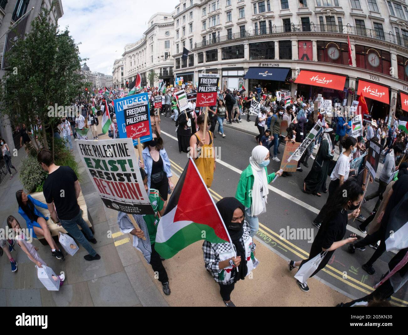 Proteste in London, Aktivisten protestieren in Zentral-London vor der Nationalen Volksversammlung, Demonstranten für das Freie Palästina Stockfoto