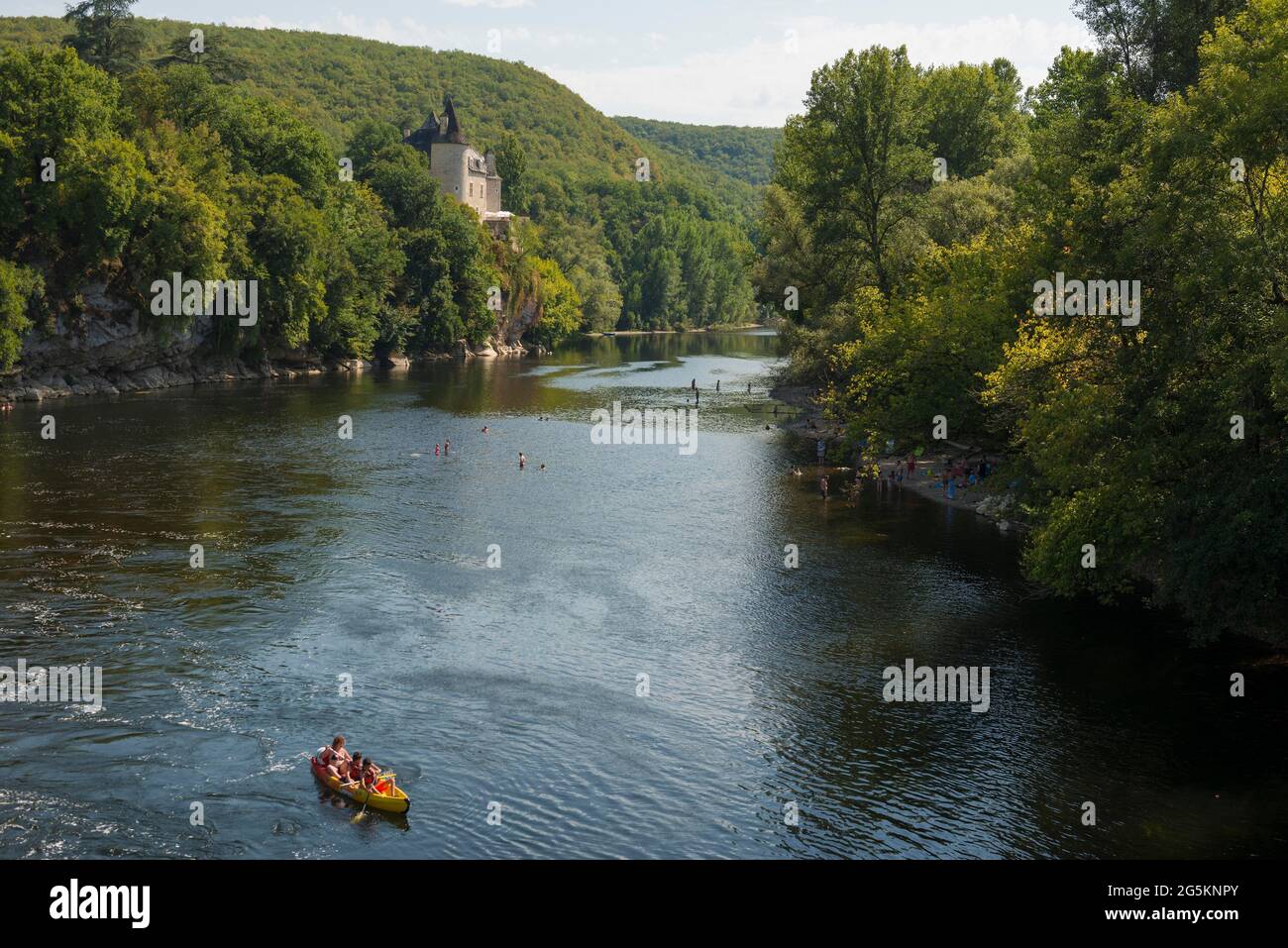 Canoeist, Château de la Treyne, an der Dordogne, in der Nähe von Lacave, Departement Lot, Occitanie, Frankreich, Europa Stockfoto