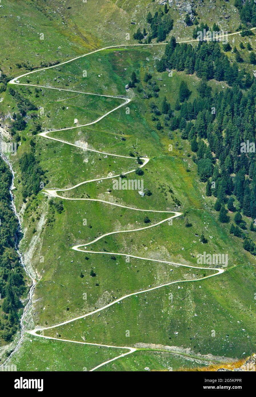Zickzackwanderweg an einem Berghang, Zinal, Val d'Anniviers, Wallis, Schweiz, Europa Stockfoto