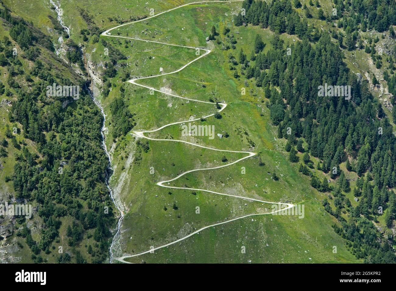 Zickzackwanderweg an einem Berghang, Zinal, Val d'Anniviers, Wallis, Schweiz, Europa Stockfoto