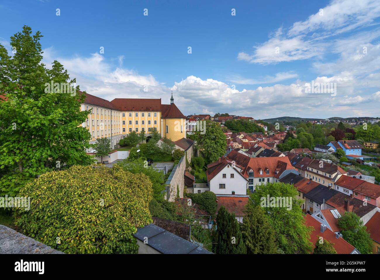 Ansicht von Sulzbach-Rosenberg, links das ehemalige große Militärwaisenhaus von 1724-1945, Sulzbach-Rosenberg, Oberpfalz, Bayern, Deutschland, Euro Stockfoto