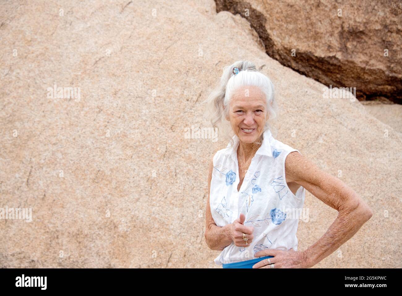 Glückliche Ältere Frau In Der Wüste Stockfoto
