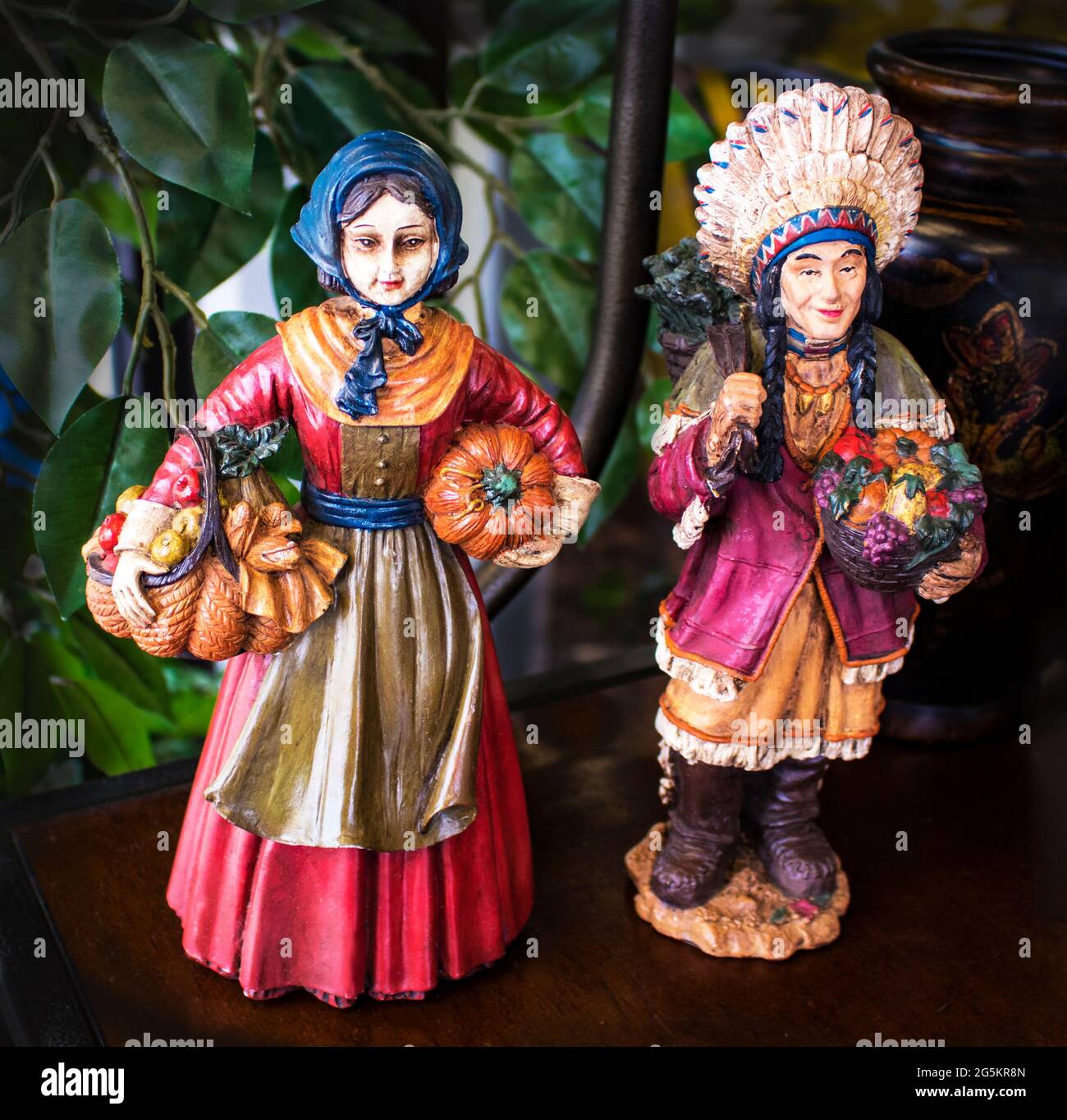 Vintage handbemalte Pilgerfiguren und indische Figuren für Thanksgiving Stockfoto