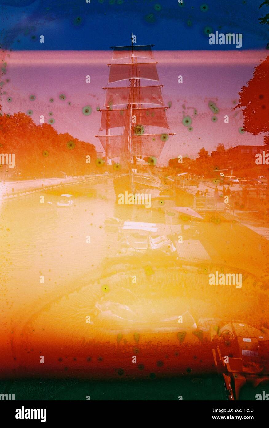 Vintage Distressed verschwommenes und genarbtes Foto. Beschädigter Kamerafilm. Mystisches, psychedelisches, nostalgisches Bild. Blick vom Schiff. Stockfoto