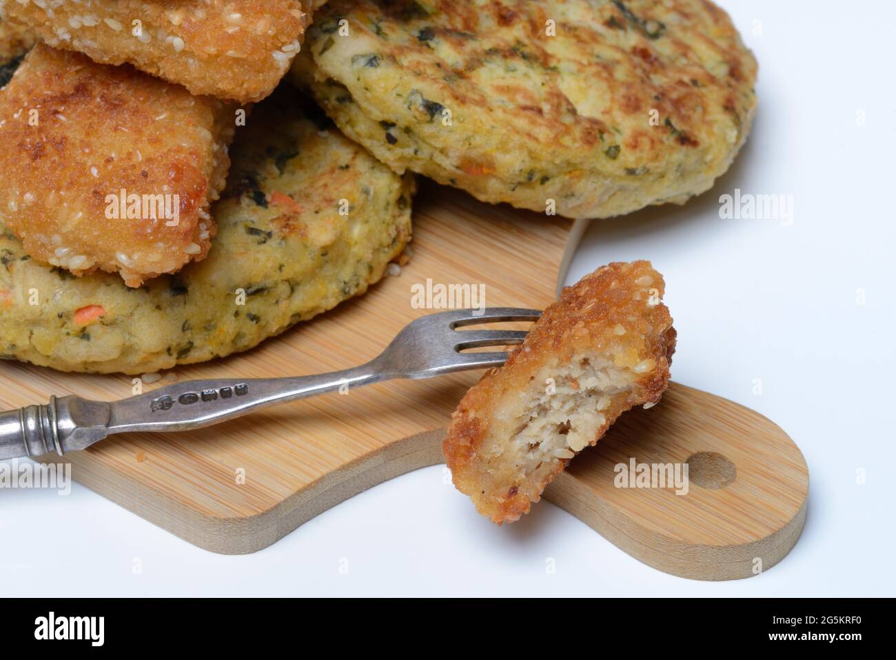 Fleischersatz auf Holzbrett mit Gabel, Fleischnachahmung, Deutschland, Europa Stockfoto