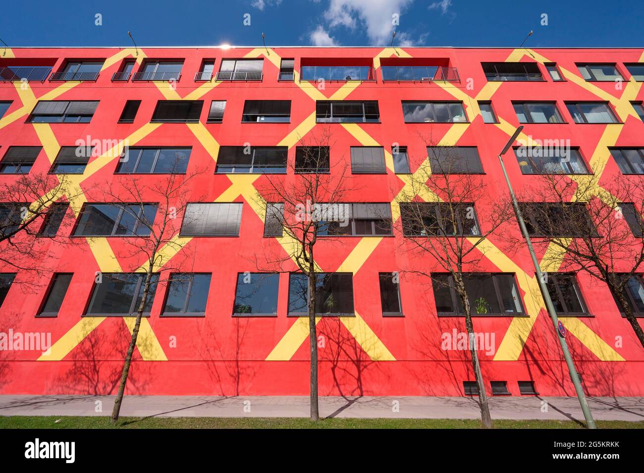 Rot-gelbe Fassade, Kistlerhofstraße, München, Oberbayern, Bayern, Deutschland, Europa Stockfoto