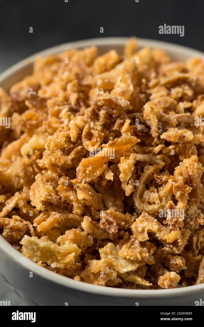 Hausgemachte Bio-knusprige gebratene Zwiebeln in einer Schüssel Stockfoto