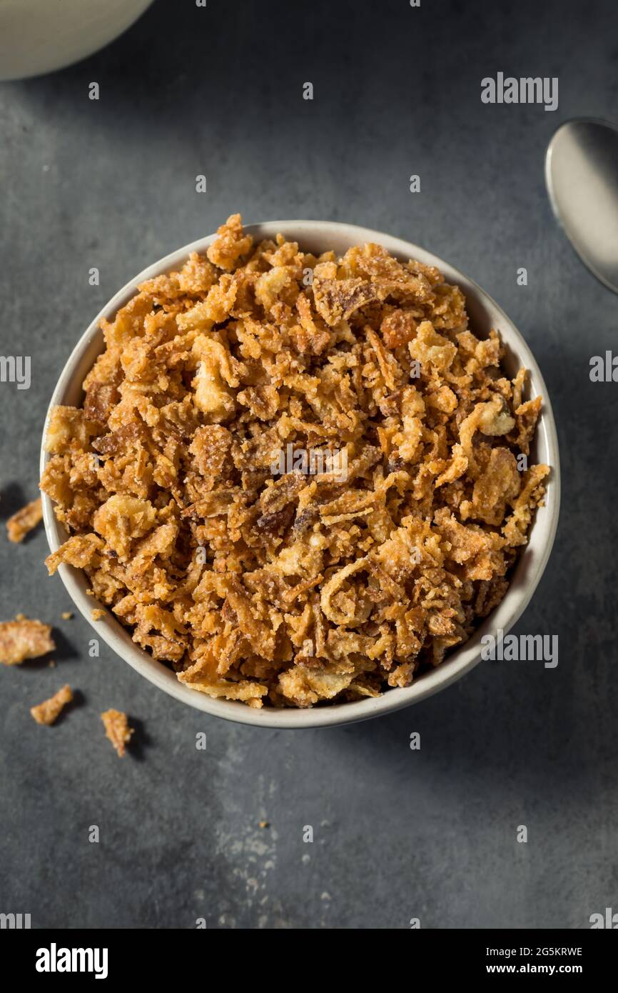 Hausgemachte Bio-knusprige gebratene Zwiebeln in einer Schüssel Stockfoto