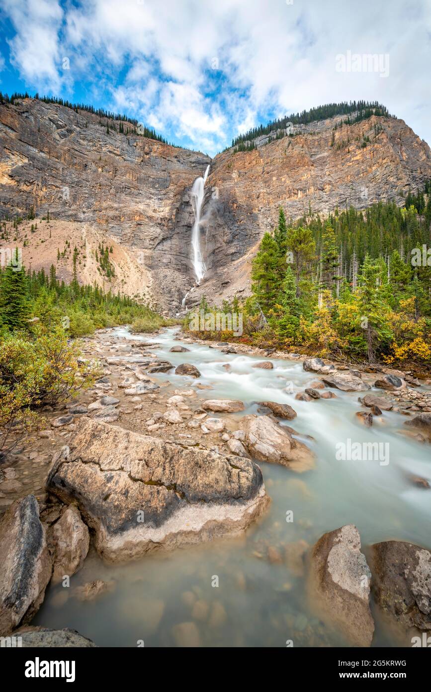 Takakkaw Falls, Wasserfall und Wildfluss, Langzeitbelichtung, Rocky Mountains, Yoho Valley, Yoho National Park, Provinz Alberta, Kanada, Nordamerika Stockfoto